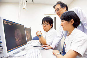放射線医学領域 木村浩彦先生（中央）より イメージングシステムの操作指導