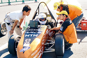走行直前のフォーミュラマシンの調整