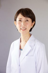 友田明美_2018_白衣